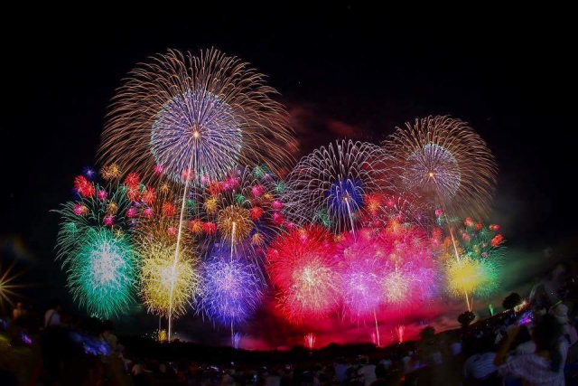 酒田花火大会 東北のバス旅行は 山形県酒田市 松山観光バス