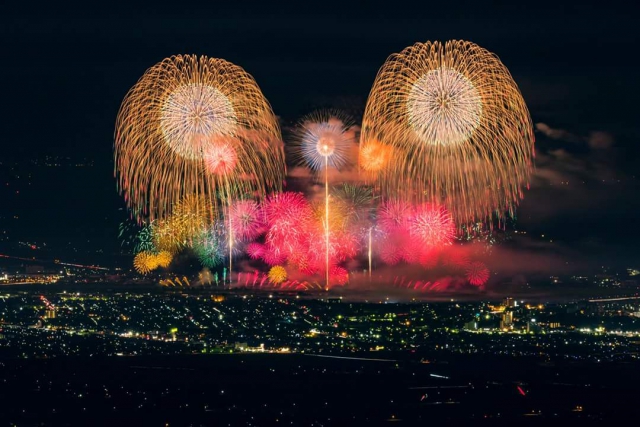 酒田花火大会 東北のバス旅行は 山形県酒田市 松山観光バス