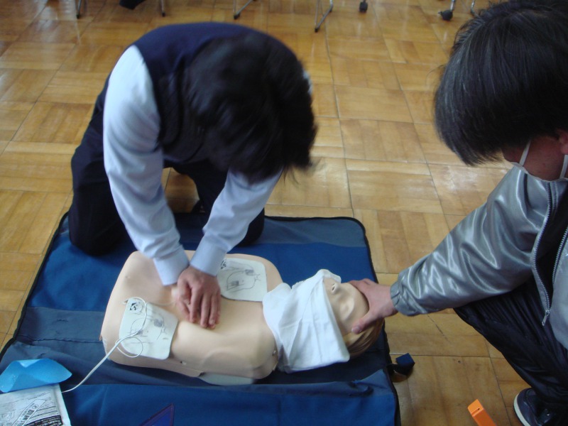 ３月安全会議　緊急時対応訓練（AED、包帯ほか）