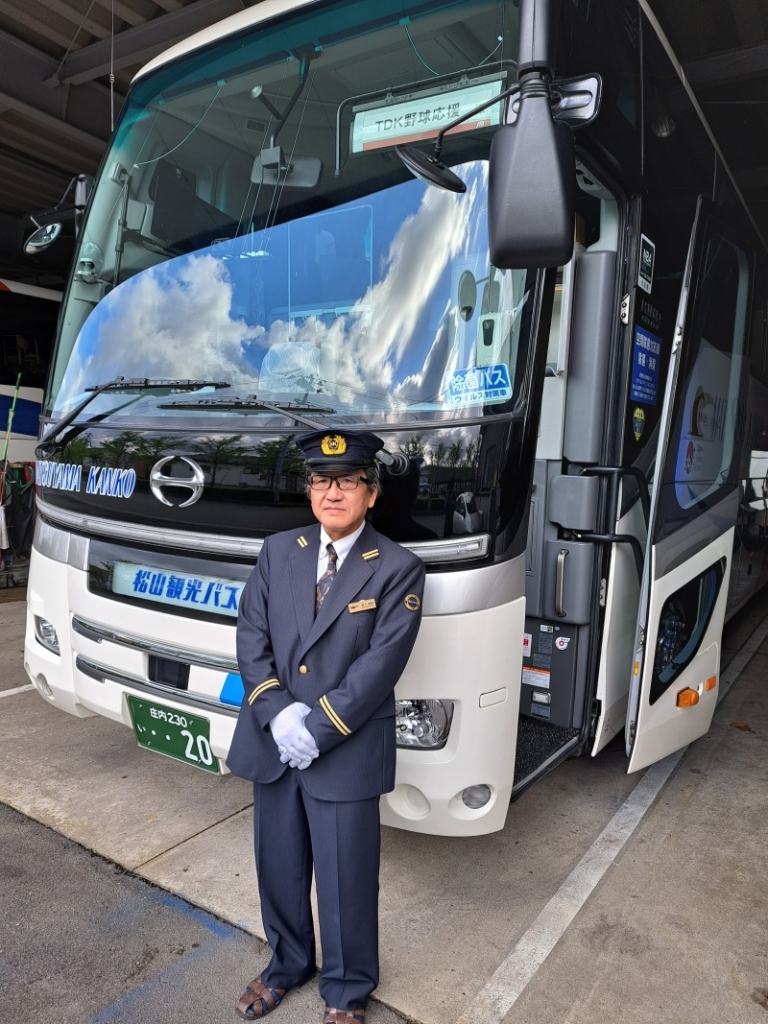 ドライバ－制服、リニューアルについて 安心・快適の観光旅行・各種送迎・ロケバス手配なら松山観光バス